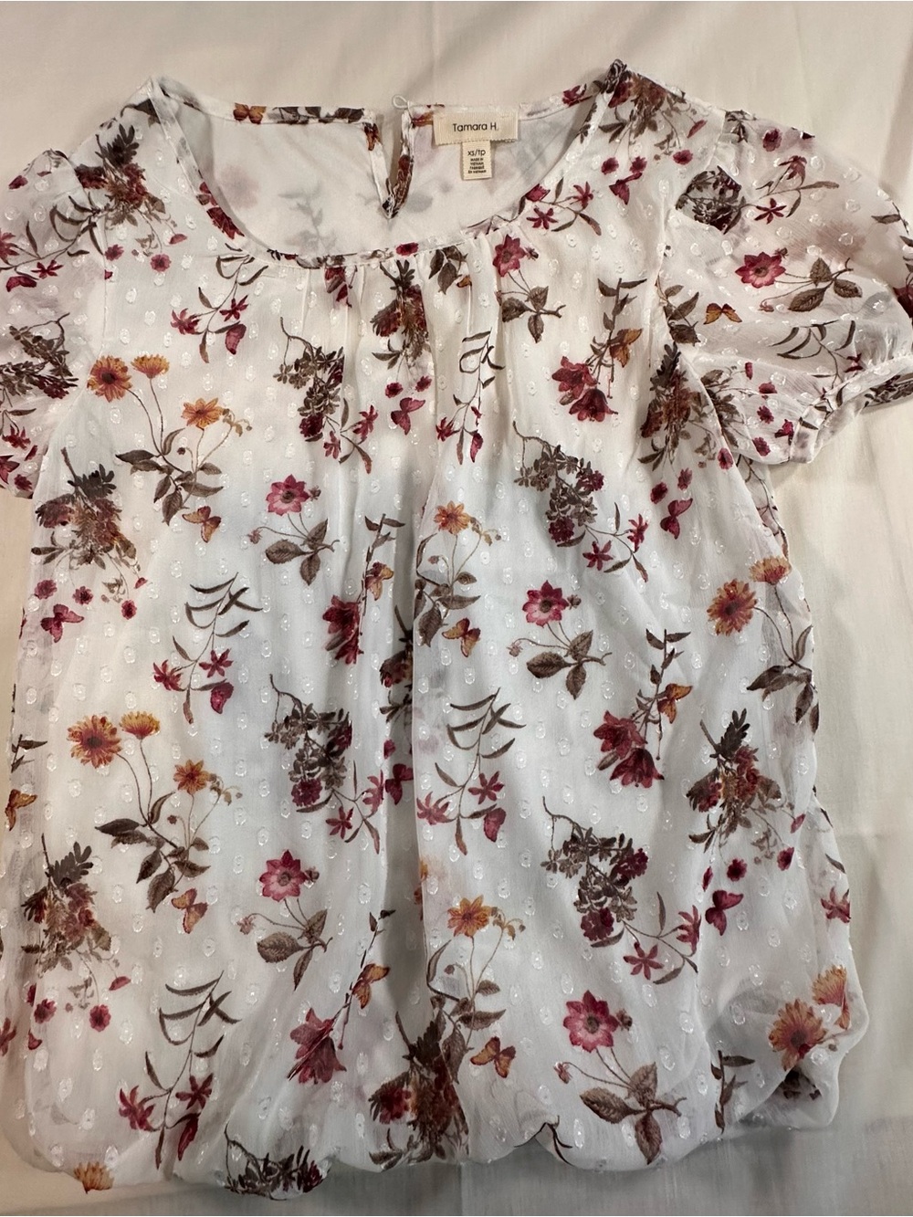 Woman White Floral Puff-Sleeve boho peasant casual feminine